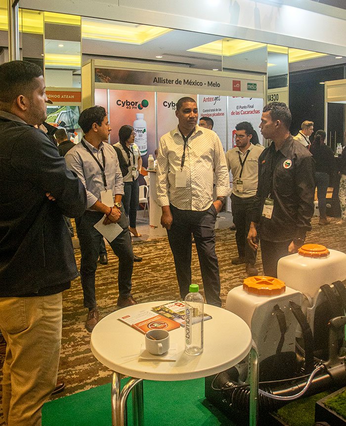 Zona de Exhibición con Productos y Equipos de Última Generación